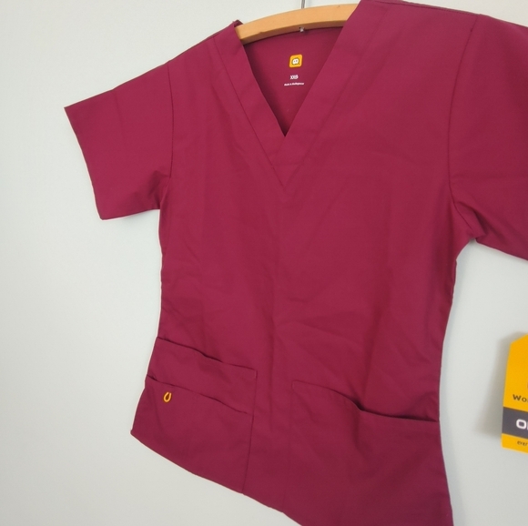 Wonder Wink | scrub top - Picture 2 of 7